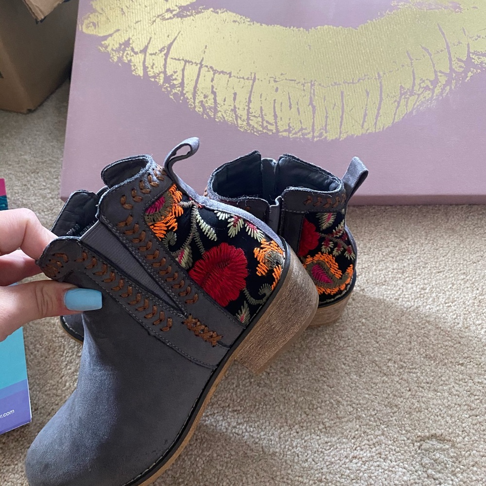 Grey booties with floral embroidery